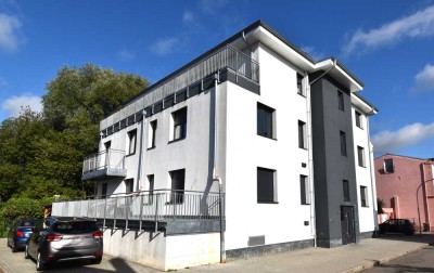 HELL - MODERN - BALKON - FAHRSTUHL - STELLPLATZ!
