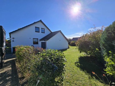 Ansprechendes Einfamilienhaus mit drei Zimmern, EBK und sonnigem Garten