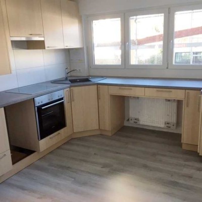 Sehr helle, sonnige  renovierte 2  1/2 - Zi. EG-Whg 56 qm Wohn-Einbauküche, Süd-Balkon, Steinenbronn