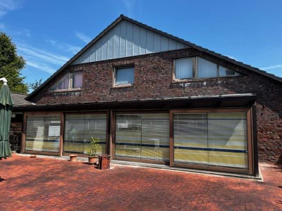 Zweifamilienhaus mit Schwimmbad und Wintergarten sowie Terrasse in Wilhelmshaven zu verkaufen.