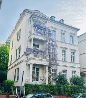 Taunusstrasse: Sanierte 4-Zimmer Dachgeschoß Wohnung in spätklassizistischer Villa