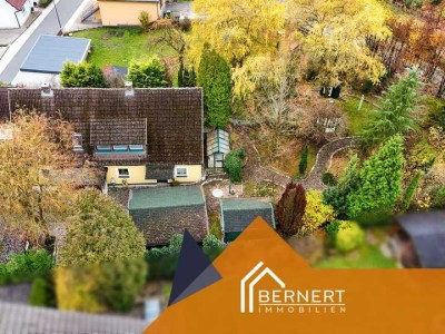 Märchenhaftes Gartenrefugium mit gepflegtem Wohnhaus und Anbau - ein Ort für naturverbundenes Leben