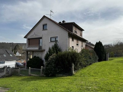 Renovierungsbedürftiges Dreifamilienhaus in begehrter Hanglage