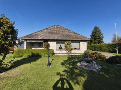 Familienfreundliches gepflegtes Einfamilienhaus mit Garten, Garage und Carport - In Hemmingstedt