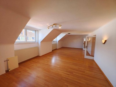 Großzügige 120m² Altbauwohnung am Hauptplatz Wiener Neustadt - hell, stilvoll &amp; zentral