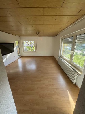 Modernisierte Wohnung mit dreieinhalb Zimmern und Balkon in Spraitbach