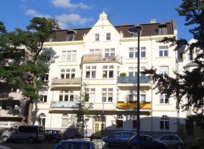 Exklusive Altbau-Wohnung mit sonnigem Balkon & herrlichem Blick