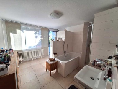 Geräumige, geschmackvoll sanierte
2-Zimmer-Wohnung in Untergrombach!