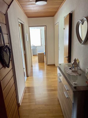 Sanierte Wohnung mit vier Zimmern und Balkon in Aichwald