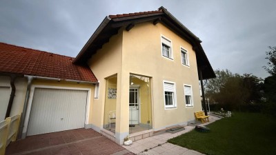 Einfamilienhaus mit Pool und Garten in einer ruhigen Lage