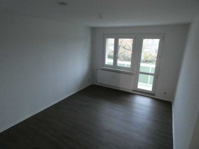 Sie suchen, wir haben eine helle 3 Raum Wohnung mit EBK und Balkon  im 3.OG