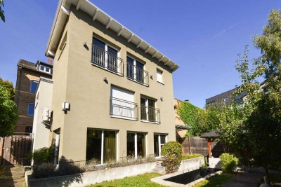 In zweiter Reihe gelegen: Stilvolles Einfamilienhaus mit Fitnessbereich, Sauna und Whirlpool!
