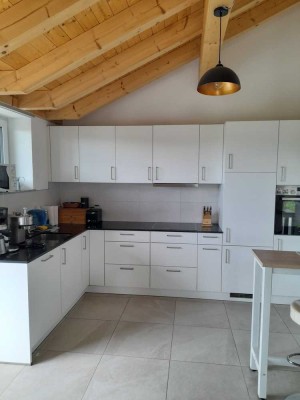Lichtdurchflutete  DG-Wohnung mit gehobener Ausstattung (Balkon, EBK) in Weilheim; Kreis Waldshut.