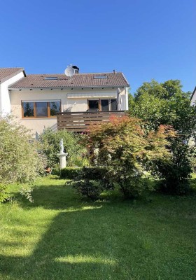 Helle 4-Zimmer-Wohnung inklusive separatem Dachgeschosszimmer und großem Balkon!