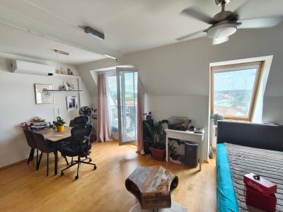 Helle 60m² 2-Zimmer-DG-Wohnung mit Balkon und Tiefgaragenplatz // nur 25 Autominuten von Wien
