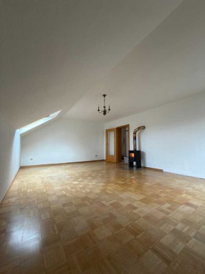 Helle 3-Zimmer Dachgeschoss Wohnung mit Kamin und 2 neuen Bädern