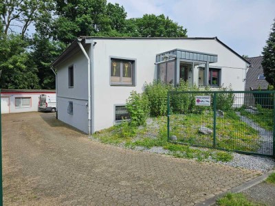 Ideal für Gewerbetreibende...! Großzügiges, freistehendes EFH mit zwei Hallen in Marl