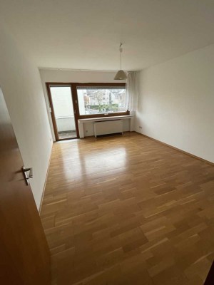 Schöne, helle  Wohnung mit 2 ZKB und Balkon in zentraler Lage