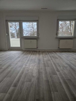 Helle 2 - Raumwohnung mit großzügigen Wohnzimmer nach Komplettsanierung 2025 verfügbar!