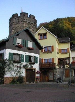 Zweifamilienhaus,  XL-Grundstück, 3 Garagen, Balkone, Terrasse, 2 Küchen, 3 Bäder. Günstige Finanz.