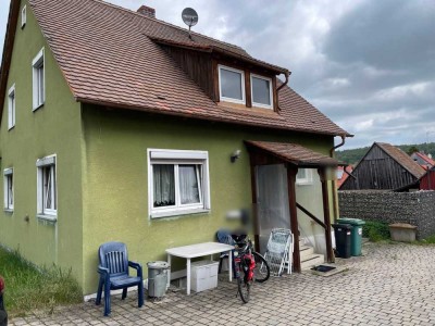 Renovierungsbedürftiges Haus in zentraler Lage in Oberdachstetten