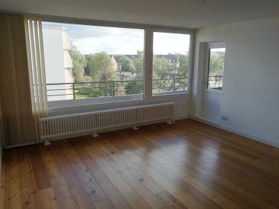 Von privat! Helle moderne 2-Zimmer WG mit EBK, Balkon,TG-Stellplatz, Wanne, HWR