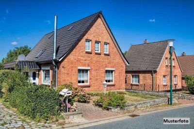 Dreifamilienhaus und 4er Garage