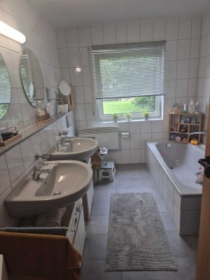 Freundliche und gepflegte 3,5-Zimmer-Terrassenwohnung mit geh. Innenausstattung mit Balkon und EBK