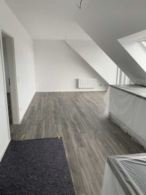 moderne Dachgeschosswohnung mit Balkon
