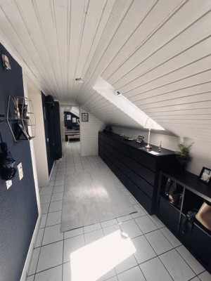 Köln-Rodenkirchen: Großzügiges DG  Apartment inkl. Küche!