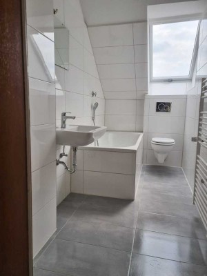 renovierte 3,5 Zimmer DG-Wohnung zur  Miete in Kirchlinde (44379)