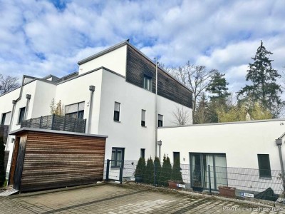 Wunderschöne 3 Zi. Wohnung mit 2 Bädern, Dachterrasse, Balkon und Lift!