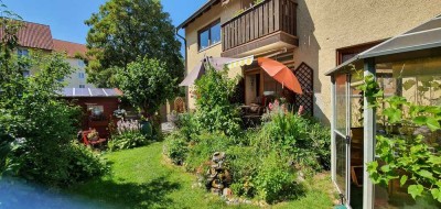... 4-Zi-Whg im EG mit Terasse + EBK + 80m² Garten in kleiner Anlage und Einzelgarage ...