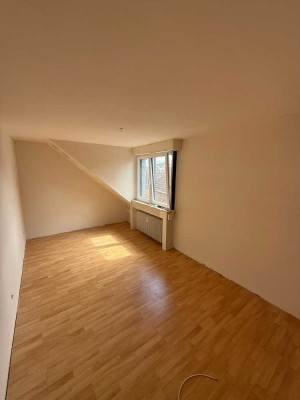 Helle, gepflegte  Dachgeschoß Wohnung in ruhiger Wohneinheit