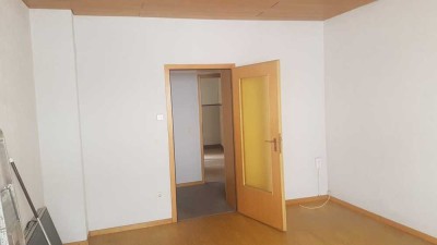 Sehr günstige und gepflegte Wohnung mit zwei Zimmern und Balkon !!!