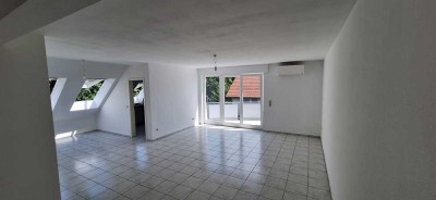 Sanierte, schöne, großzügige,helle Dachgeschoss-Wohnung