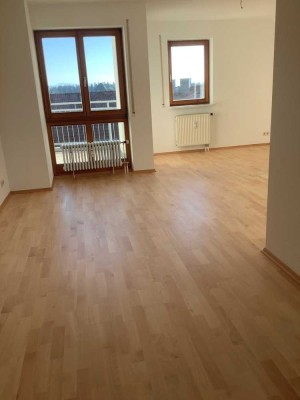 Sonnendurchflutete 1,5 Zimmer-Wohnung mit traumhaften Blick und Balkon und Terrasse