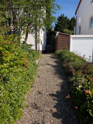 Helle, renovierte 2-Raum-Wohnung mit Parkett  in Taunusstein-Hahn mit Terrasse und Gartennutzung