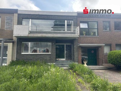 Modernisierungsbedürftiges Einfamilienhaus mit Garten und Garage