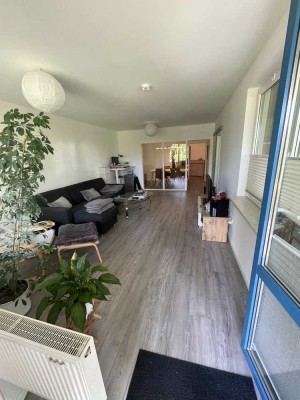 Stilvolle, vollständig renovierte 2-Zimmer-Erdgeschosswohnung mit Balkon und EBK in Kiel