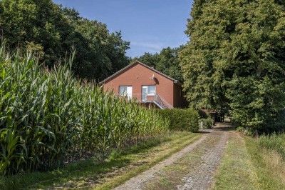 Massiv gebautes Wohnhaus mit Nebengebäuden und angrenzendem Ackerland in Alleinlage insg. 16.763 m²