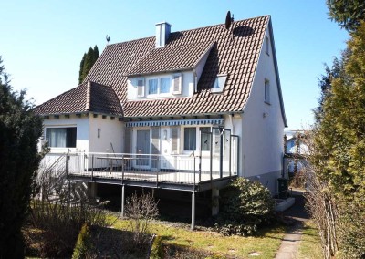 Freistehendes Einfamilienhaus mit Garten und Garage