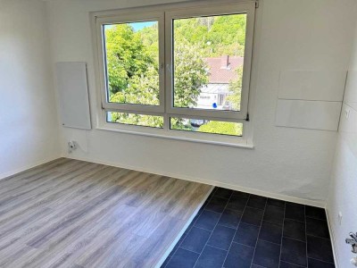 * FRISCH RENOVIERT * ab SOFORT * Wohnküche mit Platz * Heizung Elektro * Bad mit Fenster *