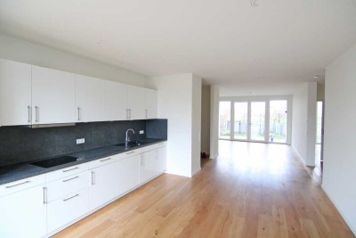Schöner Wohnen in Teltow! Sehenswert und mit allen Extras: großer Balkon, EBK und Tiefgarage
