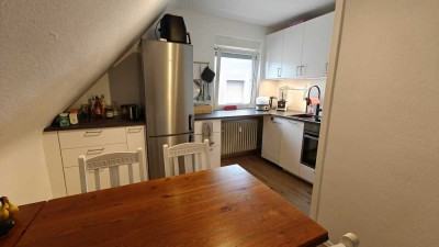 Moderne 2-Zimmer-Dachgeschosswohnung (kernsaniert) mit Einbauküche