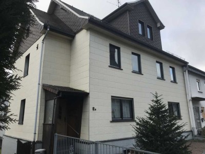 Helle und gepflegte Wohnung mit drei Zimmern,  EBK, Terrasse und Einzelgarage in Schmitten