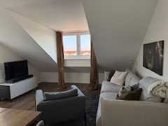 Lichtdurchflutete, vollmöblierte 3-Zimmer Wohnung mit wunderschöner Dachterrasse in zentraler Lage