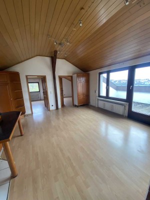 Helle 3-Zimmer-Wohnung mit sonniger Dachterrasse, Stellplatz und Carport