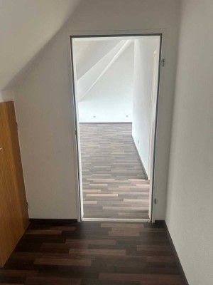 1-Zimmer DG Wohnung mit Einbauküche in der Nähe zur Stadt!
