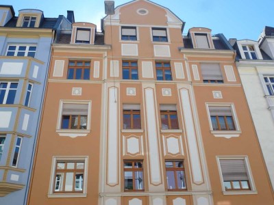 Frei ab 1.11. - zentrumsnahe 5-Zimmer-Wohnung (3. OG) in Hof - Süd-Balkon, Kellerabteil & Dachboden